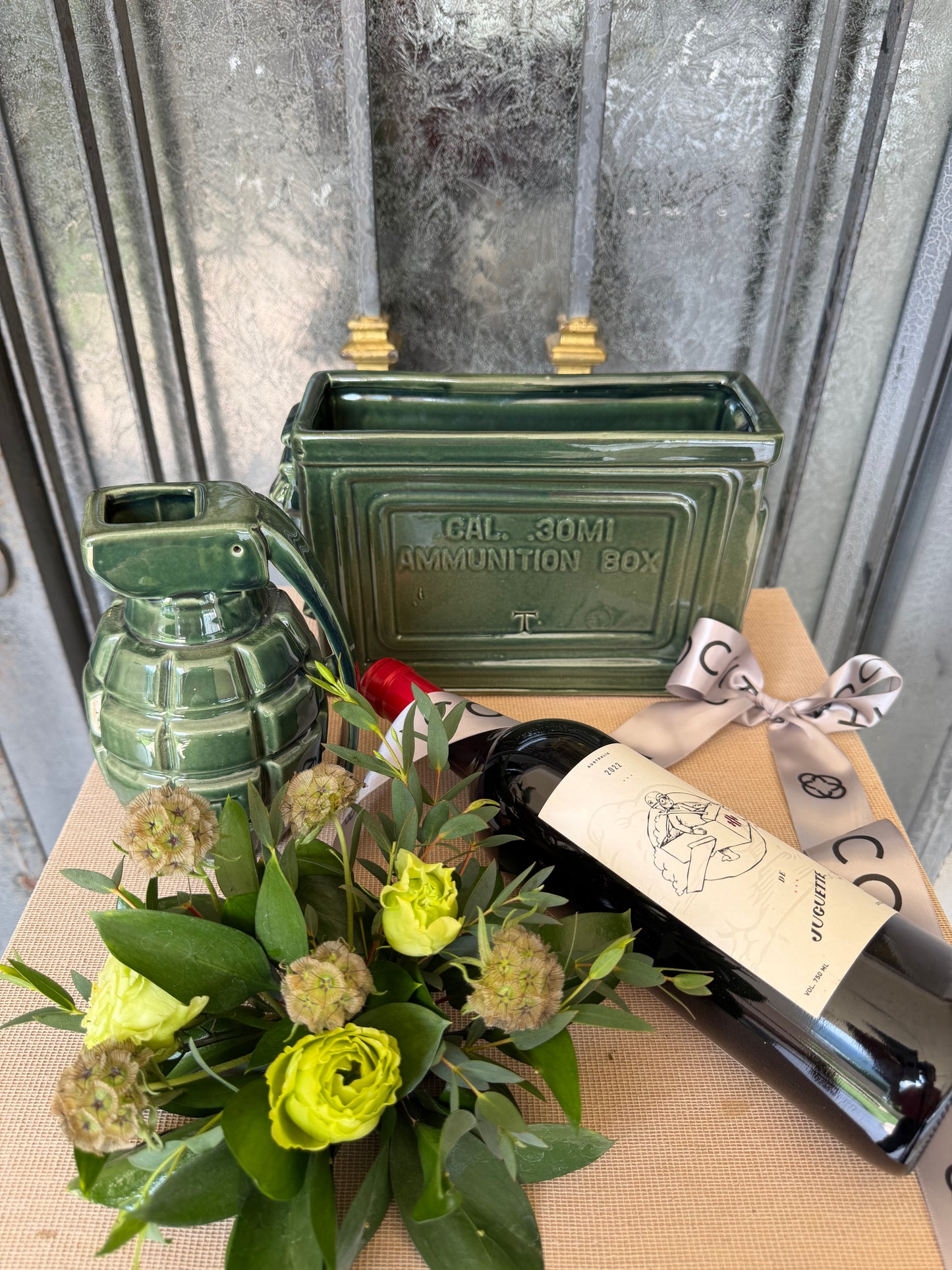 TABLA CON VINO, GRANADA Y CAJA MUNCIONES