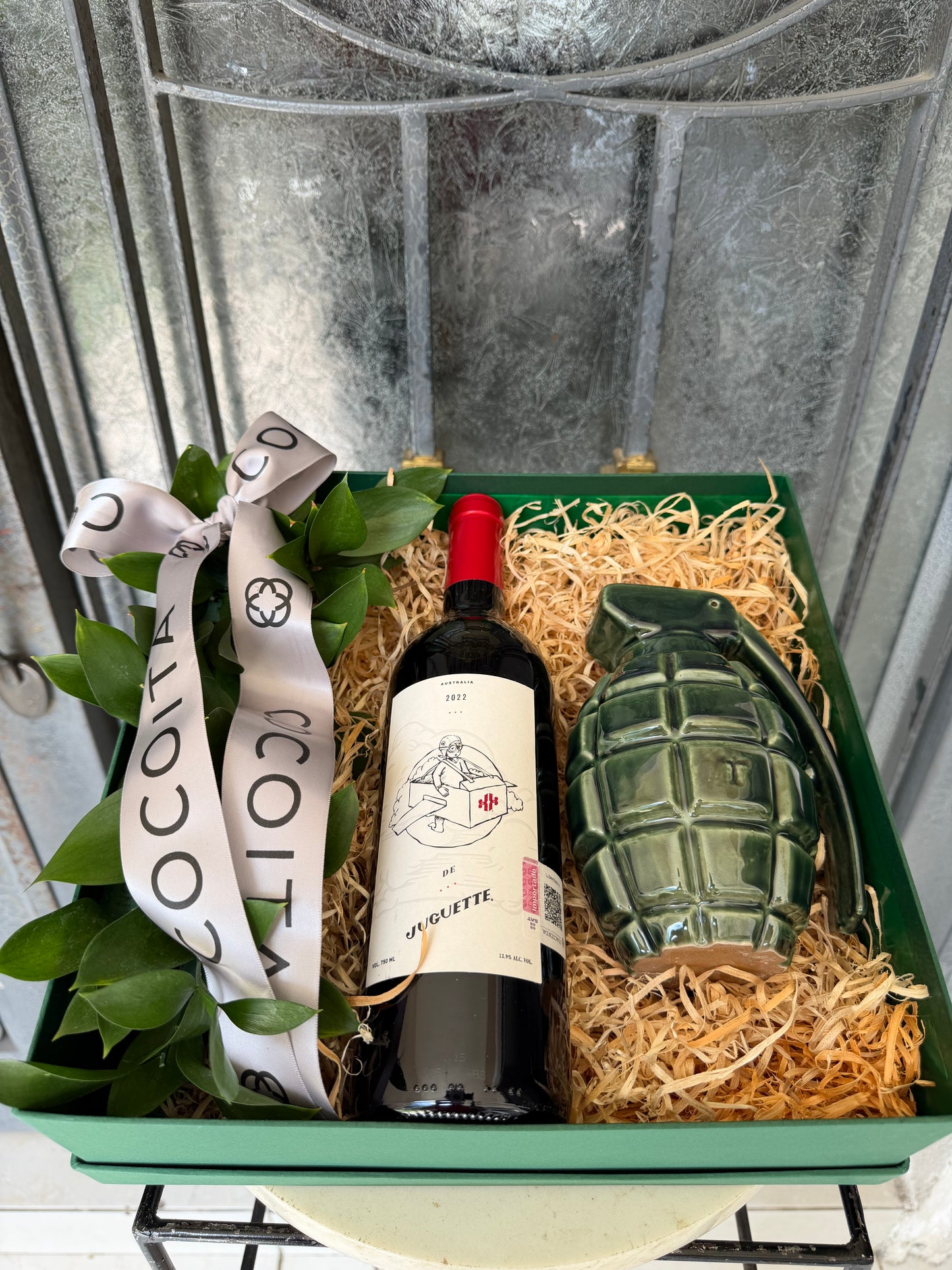 CAJA CON VINO Y GRANADA