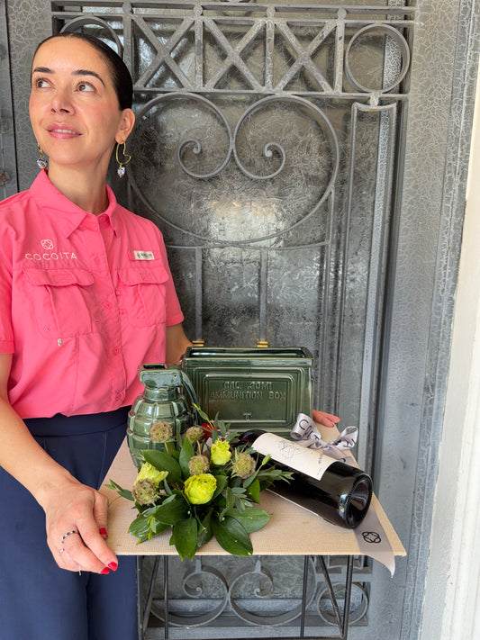 TABLA CON VINO, GRANADA Y CAJA MUNCIONES